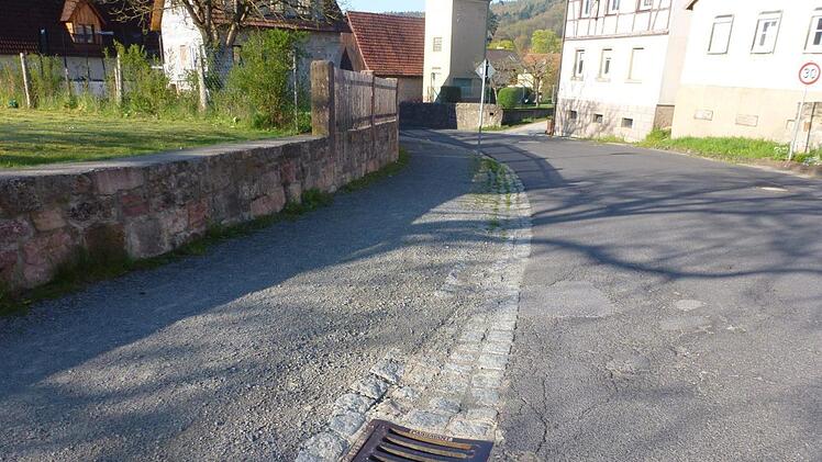 In einer ausführlichen Pdf-Präsentation machte Matthias Kirchner vom beauftragten Planungsbüro in Ebenhausen den Gemeinderäten die Probleme der Straße deutlich. Foto: Matthias Kirchner
