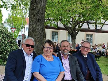 Probesitzen auf der neuen Bank: (von links) Bürgermeister Thomas Leiner, Initiatorin Doris Immler, Heimatvereinsvorsitzender Ludwig Metz, und Dekan Thomas Keßler machen es sich bequem.