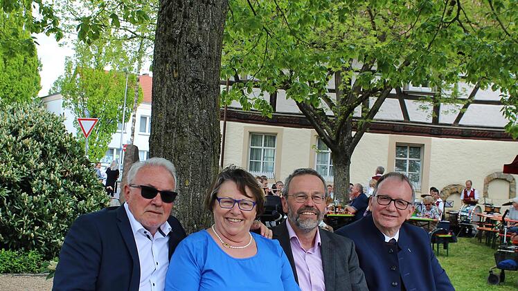 Probesitzen auf der neuen Bank: (von links) Bürgermeister Thomas Leiner, Initiatorin Doris Immler, Heimatvereinsvorsitzender Ludwig Metz, und Dekan Thomas Keßler machen es sich bequem.