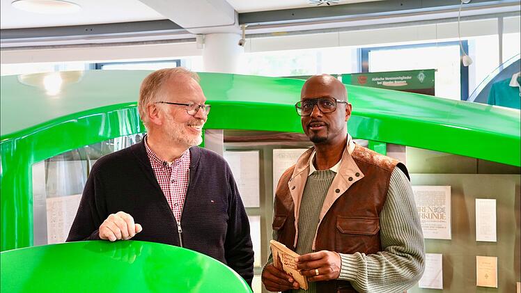 Im SV Werder Bremen Museum trifft Yared Dibaba (rechts) den Historiker Hans-Joachim Wallenhorst.