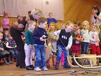Die Kindergartenkinder erfreuten mit einem weihnachtlichen Bühnenprogramm. Foto: Heike Schülein