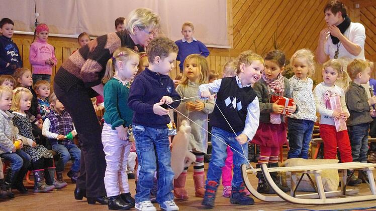 Die Kindergartenkinder erfreuten mit einem weihnachtlichen Bühnenprogramm. Foto: Heike Schülein