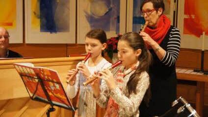 Emma und Maya - beide 10 Jahre - sind schon erfahrene Blockflötenspielerinnen; hier mit Lehrerin Petra Pelzer