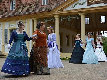 Die Damen von "Rondo Historica" zeigten nicht nur schöne Kostüme, sondern auch Taktgefühl. Fotos: Björn Hein
