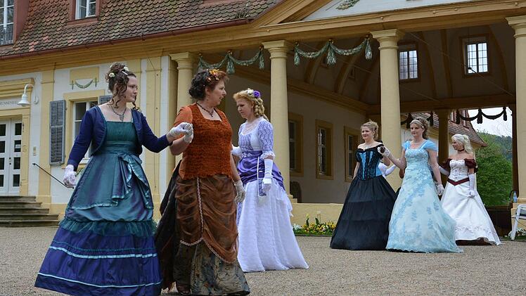 Die Damen von "Rondo Historica" zeigten nicht nur schöne Kostüme, sondern auch Taktgefühl. Fotos: Björn Hein