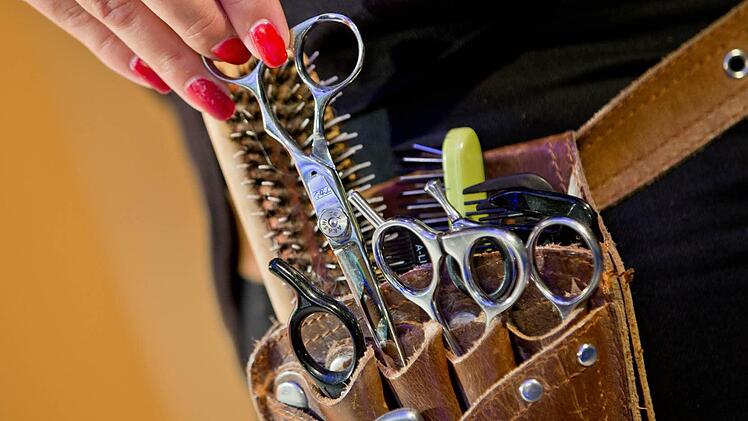 Über die Veränderungen des Friseurhandwerks haben sich die ehemaligen Auszubildenden ausgetauscht.  Foto: Daniel Karmann/dpa