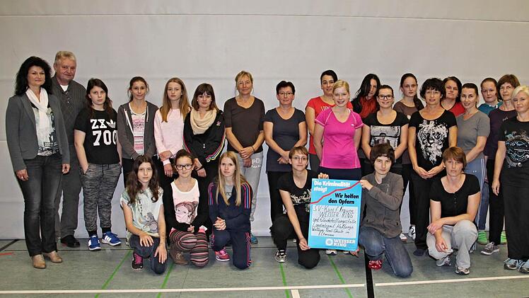 Frauen zwischen 15 und 50 Jahren waren begeistert über den Selbstverteidigungskurs von Harald Rögner (rechts).