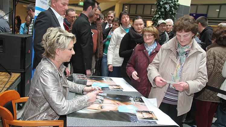 Claudia Jung signierte die CDs, und die Kulmbacher standen Schlange für ein Autogramm. Foto: Sonja Adam