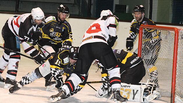 So sah es im Spiel gegen Amberg oft aus: Gerangel vor dem gegnerischen Tor, hier Kissingens Chad Evans (rechts) und Niko Gr&ouml;nstrand beim Versuch, ERSC-Goalie Oliver Engmann zu &uuml;berwinden.  Foto: Hopf