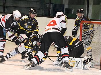 So sah es im Spiel gegen Amberg oft aus: Gerangel vor dem gegnerischen Tor, hier Kissingens Chad Evans (rechts) und Niko Grönstrand beim Versuch, ERSC-Goalie Oliver Engmann zu überwinden.  Foto: Hopf