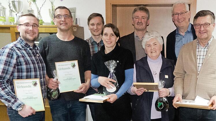 F&uuml;r 25 Jahre Mitgliedschaft im TSV Beiersdorf wurden geehrt: Jens G&uuml;tter, Martin Birkner, Torsten vertritt seine Frau Jessica Bittdorf-Forkel, Bianca Posekardt, Renate Schmidling und Roland Eichner. Eberhard Fr&ouml;bel vom BLSV-Kreisvorstand und Volker Zipprich, Vorsitzender, gratulierten.  Foto: Bernhard Freudenberg