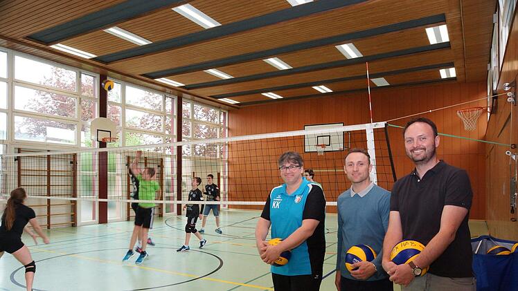 Trainer Karl Kaden, Sportfachbetreuer Manuel Potschka und Frank Jansen, Ressortleiter Sponsoring beim TV/DJK, wollen gemeinsam den Volleyballsport in Hammelburg stärken.Foto: Arkadius Guzy