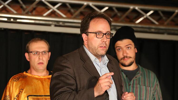 Die Theatergruppe Kompassion des Franz-Miltenberger-Gymnasiums  spielte die Farce "Benefiz. Jeder rettet einen Afrikaner" von Ingrid Lausund. Foto: Sebastian Schmitt