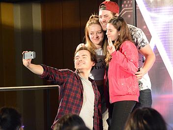 Noch ist die Gemeinschaft in Ordnung, perfektes Lächeln für das Foto: Donny (Adam Beck), Kylie (Jessi-Grace Griffin), Stuart (Joseph Donnison) und Amanda (Stephanie Nell), Elisabeth Assmann