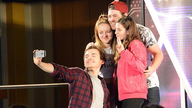 Noch ist die Gemeinschaft in Ordnung, perfektes Lächeln für das Foto: Donny (Adam Beck), Kylie (Jessi-Grace Griffin), Stuart (Joseph Donnison) und Amanda (Stephanie Nell), Elisabeth Assmann