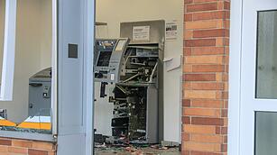 Geldautomat gesprengt: Großfahndung nach geflüchteten Tätern