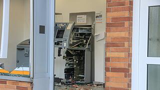 Geldautomat gesprengt: Großfahndung nach geflüchteten Tätern