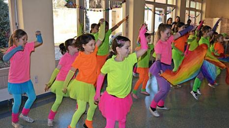 Die M&auml;dchengarde aus Sche&szlig;litz trieb es beim Seniorenfasching richtig bunt - im wahrsten Sinne des Wortes. Fotos: Martina Drossel