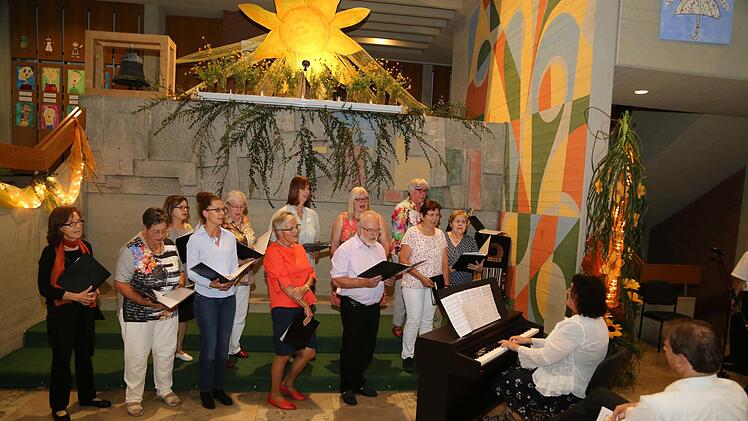 Die Singgemeinschaft Pretzfeld unter strahlender Sonne