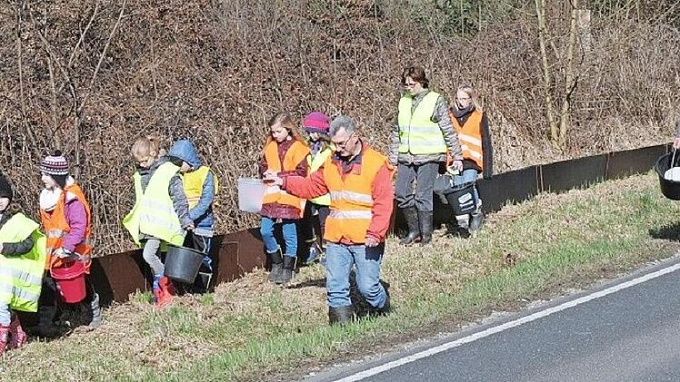 Die Amphibienretter bei der Arbeit an der Neuensorger Straße. Vorne in der Mitte Initiator Werner Schilling