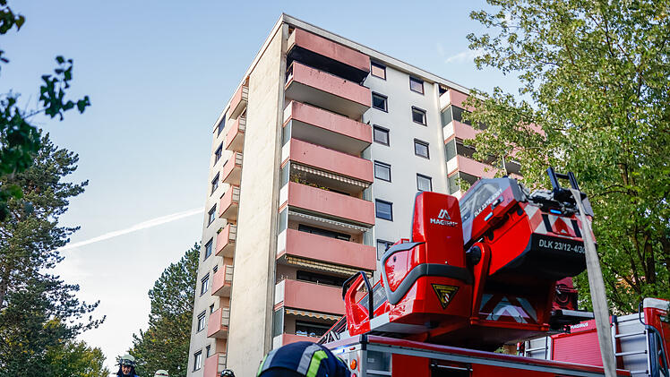 Nürnberger Feuerwehr zu Brand in Hochhaus alarmiert - gab es eine Explosion?