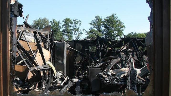 2. September: Nur Schutt  und Asche bleiben nach dem Brand des  Schützenhauses übrig.  Sachschaden: über 250 000 Euro.