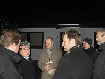 Ortstermin um Mitternacht: Richter Gerhard Amend (Zweiter von links) hatte zu ungewohnter Stunde zu einer Begehung des Tatorts geladen. Wolfgang R. starb in diesem Haus im Eichenweg im Coburger Stadtteil Beiersdorf. Foto: Oliver Schmidt