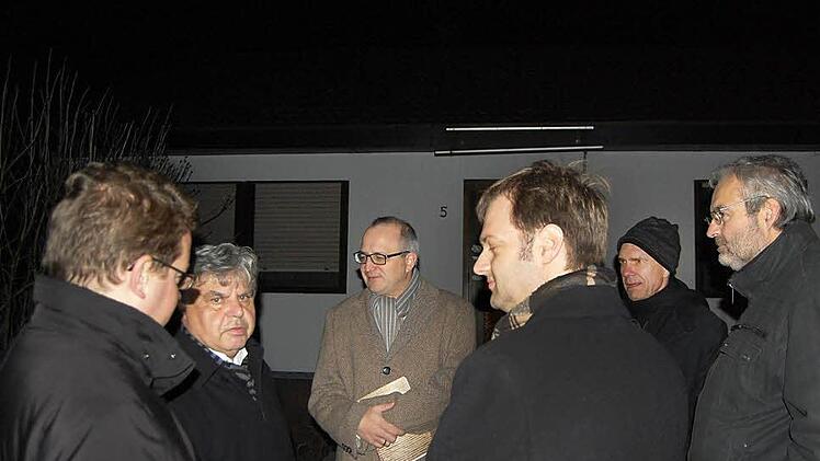 Ortstermin um Mitternacht: Richter Gerhard Amend (Zweiter von links) hatte zu ungewohnter Stunde zu einer Begehung des Tatorts geladen. Wolfgang R. starb in diesem Haus im Eichenweg im Coburger Stadtteil Beiersdorf. Foto: Oliver Schmidt