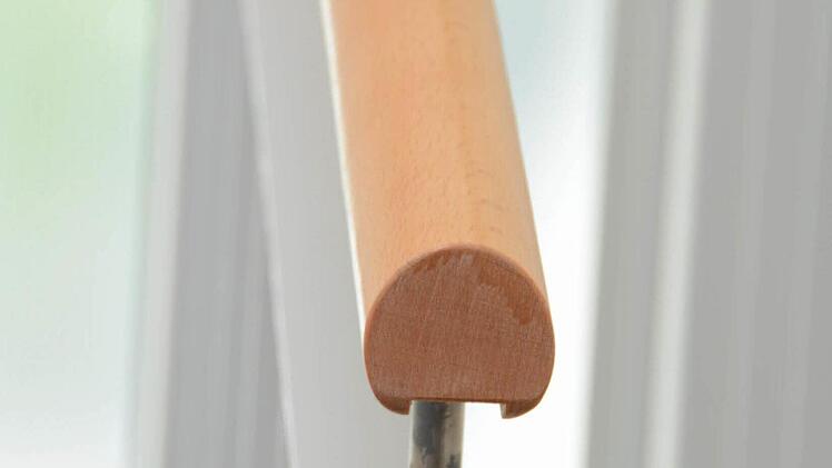 Das Geländer darf nicht mehr am Ende der Treppe aufhören, sondern muss 30 Zentimeter verlängert wrden, damit man sich über die letzte Stufe hinaus festhalten kann. Das Ende muss gebogen sein. Foto: Dagmar Besand