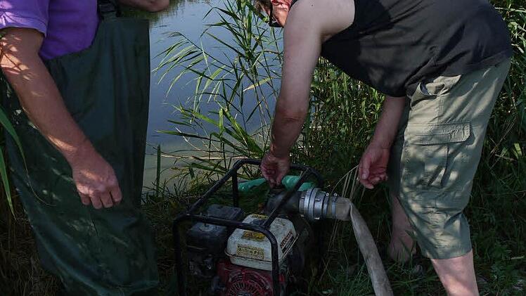 Leonhard Thomann und sein Helfer Herbert setzen die Wasserpumpe in Gang. Foto: Pauline Lindner