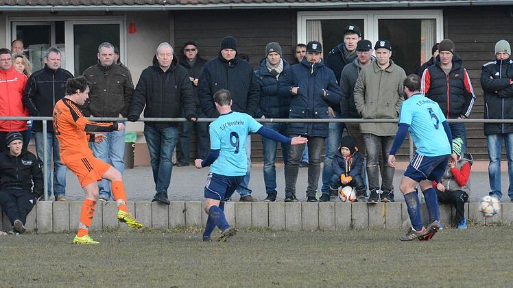 Szene vom Spiel der DJK Schondra (in orange) gegen den FC Westheim. Foto: ssp