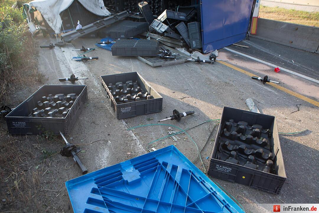 Sattelzug kippt in Baustellenbereich bei Nürnberg um