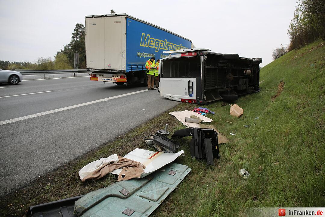 Kleintransporter kracht bei Bayreuth in Lkw – Fahrer eingeklemmt
