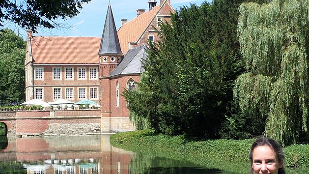 Tanja Kinkel vor der Wasserburg H&uuml;lshoff in der N&auml;he von M&uuml;nster, in der eine der Hauptfiguren ihres Romans,  Annette von Droste, ihre Kindheit und Jugend verbrachte. privat