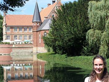 Tanja Kinkel vor der Wasserburg Hülshoff in der Nähe von Münster, in der eine der Hauptfiguren ihres Romans,  Annette von Droste, ihre Kindheit und Jugend verbrachte. privat
