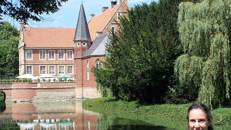 Tanja Kinkel vor der Wasserburg Hülshoff in der Nähe von Münster, in der eine der Hauptfiguren ihres Romans,  Annette von Droste, ihre Kindheit und Jugend verbrachte. privat
