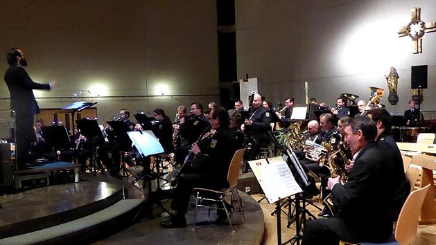 Das Bundespolizeiorchester aus München gab in Oerlenbach ein "Vorweihnachtliches Kirchenkonzert". Es ist bereits zur guten Tradition geworden, dass die Musiker in Oerlenbach ein Benefizkonzert geben. Der Erlös kommt heuer der Aktion  Weihnachtshilfe der Saale-Zeitung zugute. Foto: Gerhild Ahnert