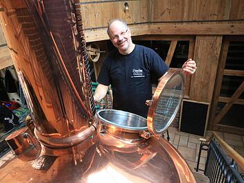 Bier-Sommelier Norbert Winkelmann vom Brauhaus am Kreuzberg bei Hallerndorf zeigt, wie eine richtiges Märzen gebraut wird. Foto: Josef Hofbauer