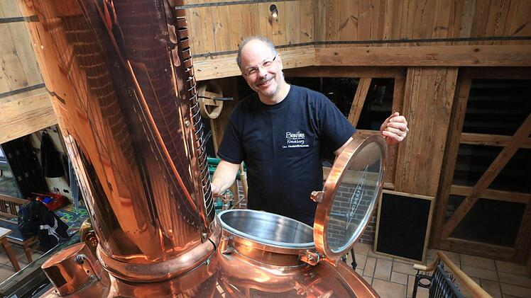 Bier-Sommelier Norbert Winkelmann vom Brauhaus am Kreuzberg bei Hallerndorf zeigt, wie eine richtiges Märzen gebraut wird. Foto: Josef Hofbauer