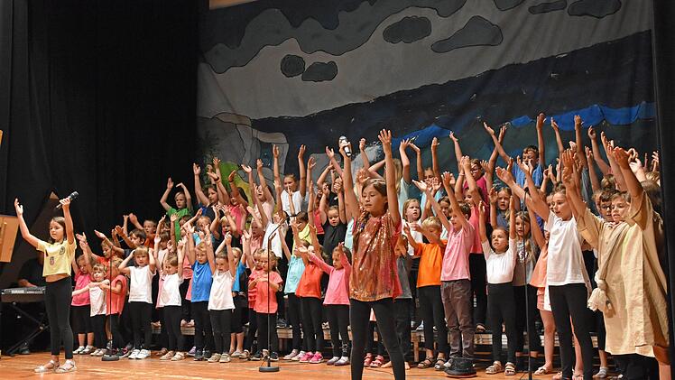 Mit großer Begeisterung führten die 85 Jungen und Mädchen der katholischen und evangelischen Kinderchöre sowie der Musical AG aus Haßfurt unter der Leitung von Ute Höfner und Johannes Eirich das Musical "Der Schatz" in der Stadthalle in Haßfurt auf.Ulrike Langer