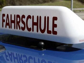 Bei einer Fahrstunde in Wolfsburg wurde ein Fahrsch&uuml;ler stutzig: Sein Fahrlehrer verhielt sich auff&auml;llig. kein Wunder, hatte er doch &uuml;ber 2 Promille intus. Symbolbild: Patrick Seeger dpa