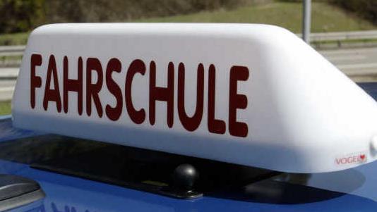 Bei einer Fahrstunde in Wolfsburg wurde ein Fahrschüler stutzig: Sein Fahrlehrer verhielt sich auffällig. kein Wunder, hatte er doch über 2 Promille intus. Symbolbild: Patrick Seeger dpa