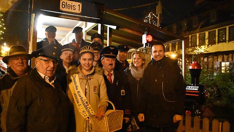 Die Schaffner der Märcheneisenbahn mit Korbstadtkönigin Alicia und Bürgermeister Andreas Hügerich (SPD). Foto: Wiedemann