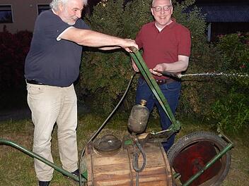 Bernhard Seubert (links) und Bürgermeister Harald Hübner (rechts) probierten die alte Baumspritze aus.Horst Wunner