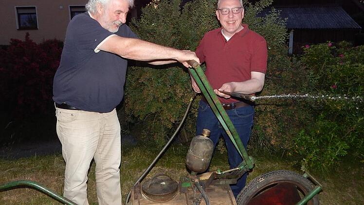 Bernhard Seubert (links) und Bürgermeister Harald Hübner (rechts) probierten die alte Baumspritze aus.Horst Wunner