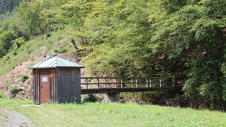 Bei der Messstelle in Steinberg steht ein kleines Häuschen, in dem sich die Technik zur Übertragung der Daten befindet. Cindy Dötschel