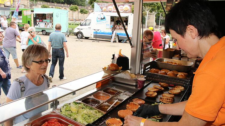Ein abwechslungsreiches Angebot unter freiem Himmel genossen zahlreiche Besucher beim Foodtrack Festival auf dem Schlossplatz.Foto: Wolfgang Desombre