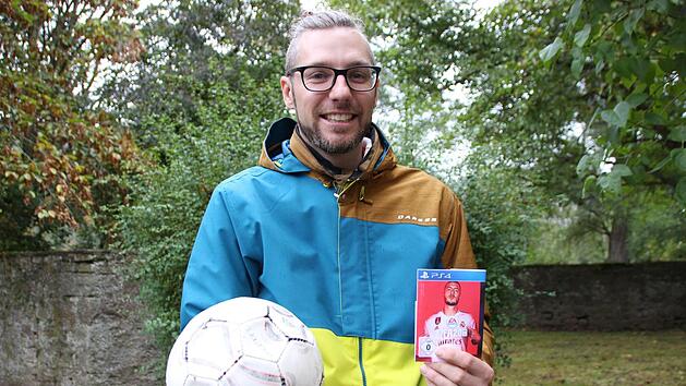 Daniel Korn mit Fu&szlig;ball und Fifa-Cover. Der Jugendpfleger macht sich f&uuml;r ein E-Sport-Turnier  stark. Benedikt Borst