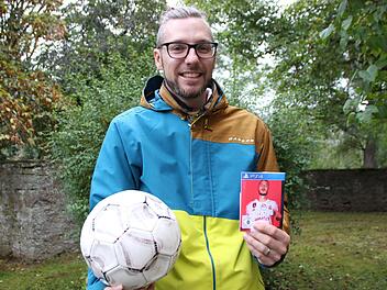 Daniel Korn mit Fußball und Fifa-Cover. Der Jugendpfleger macht sich für ein E-Sport-Turnier  stark. Benedikt Borst