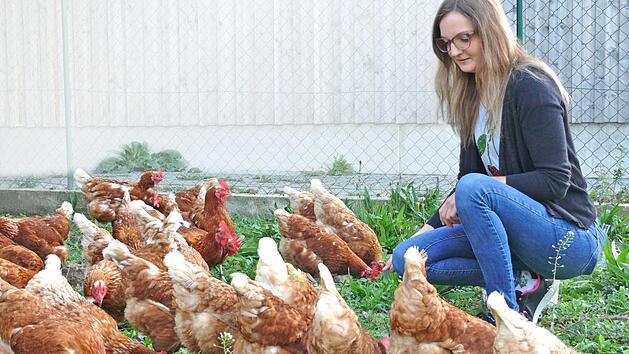 Michaela Dobeneck im Freilauf des "Chicken Palace", dem 2015 gebauten, Bioland-zertifizierten Hühnerstall für bis zu 150 Hühner.